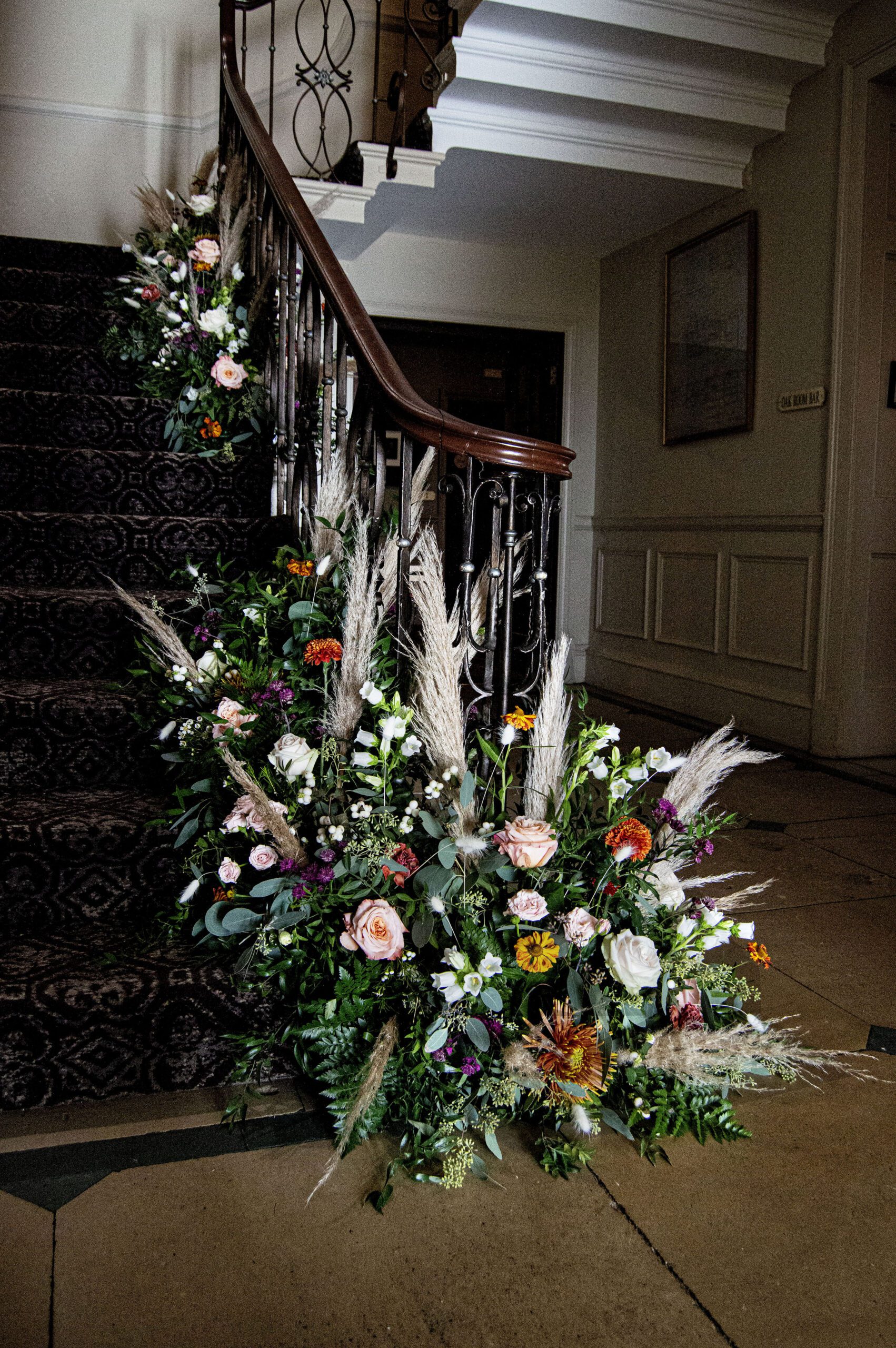 woodhall-hotel-staircase-flowers-wedding-1-scaled Grid No Space 5 Columns